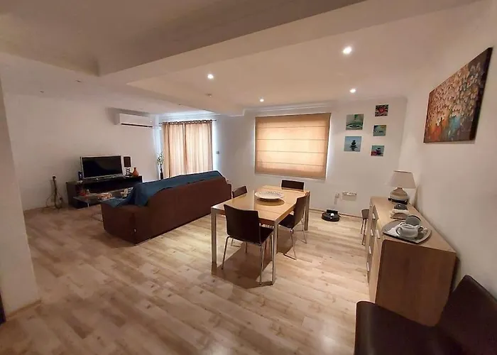 Two Bedroom Whole Apartment Close To The Sea
