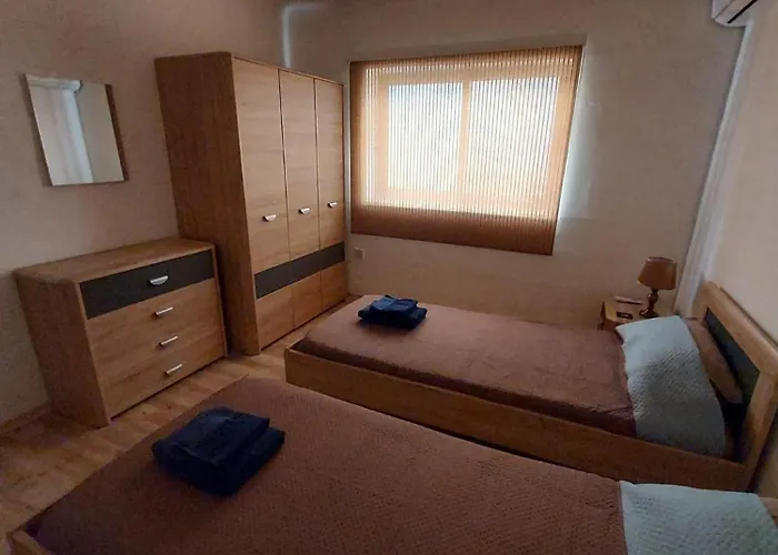 Two Bedroom Whole Apartment Close To The Sea